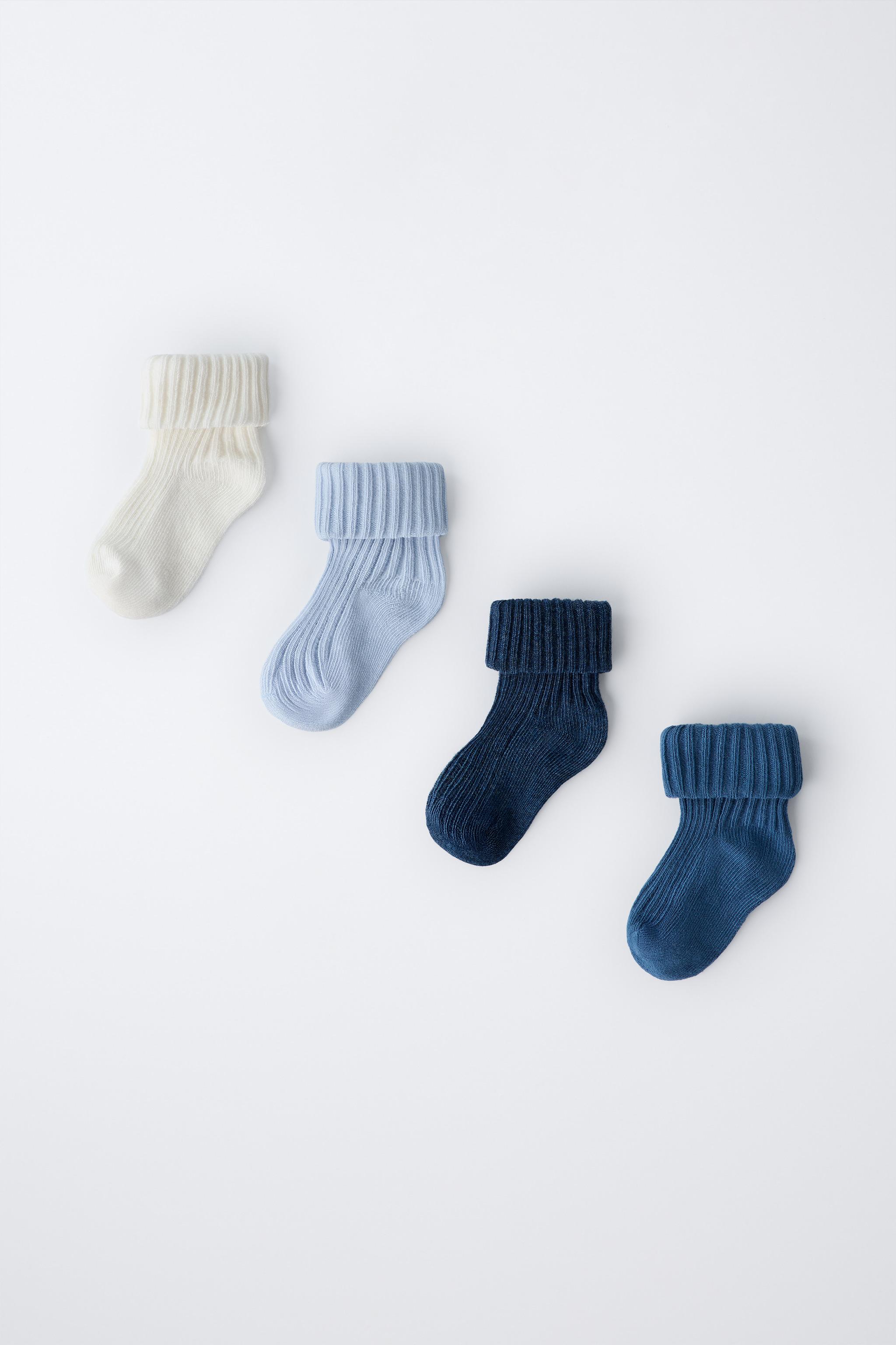 LOT DE QUATRE CHAUSSETTES COULEURS DANS UNE BOÎTE